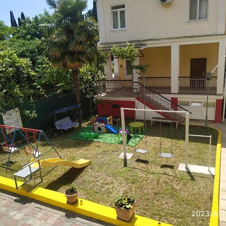 Бестужевский Дворик Gagra Buitenkant foto