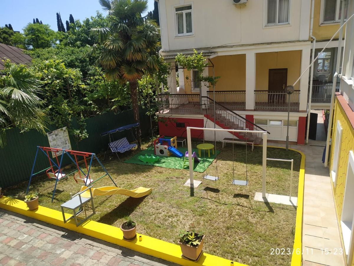 Бестужевский Дворик Gagra Buitenkant foto