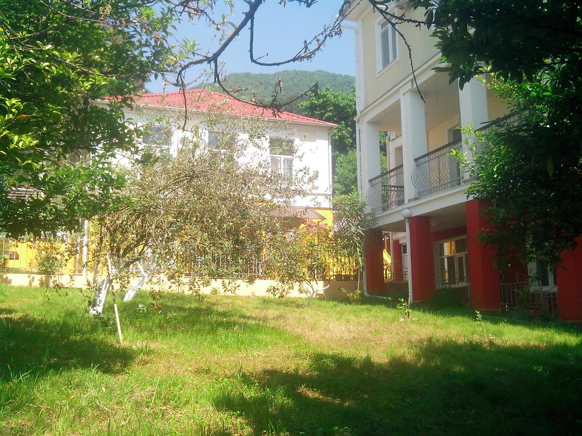 Бестужевский Дворик Gagra Buitenkant foto